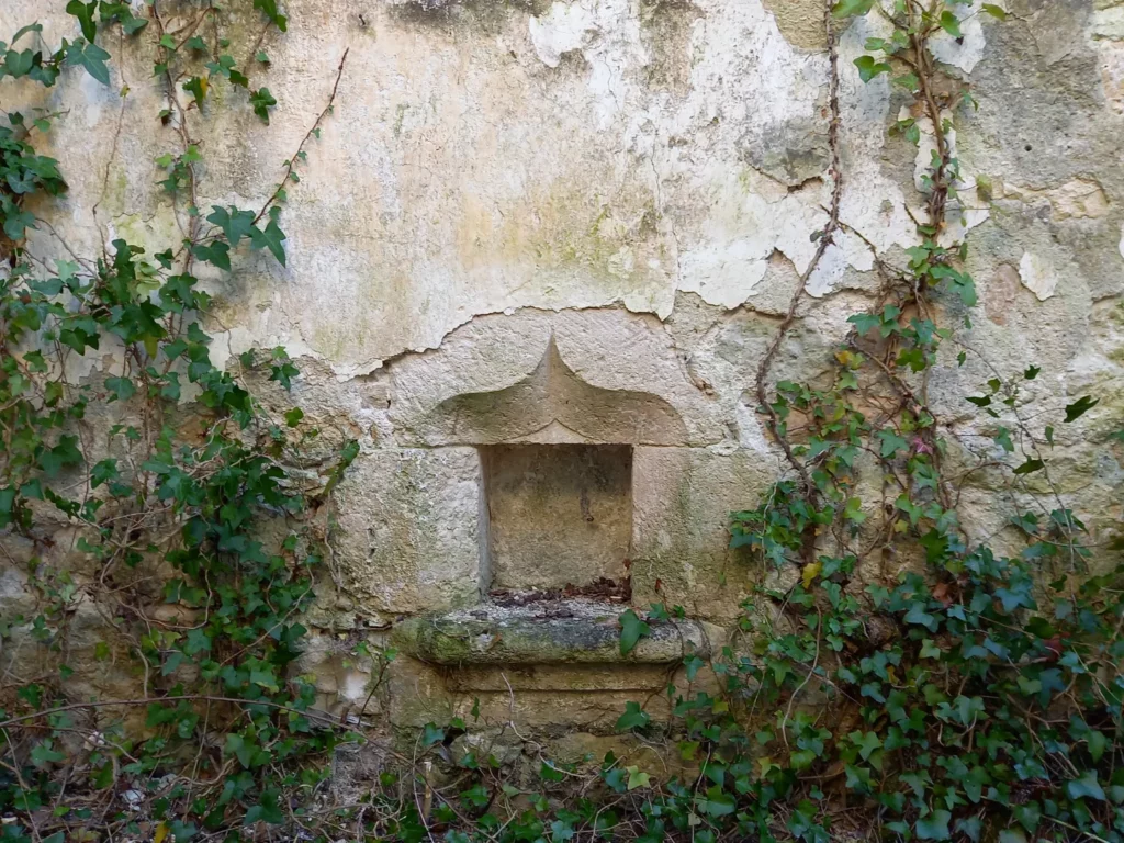 Domaine castral de Marcillac (46) Chapelle - niche